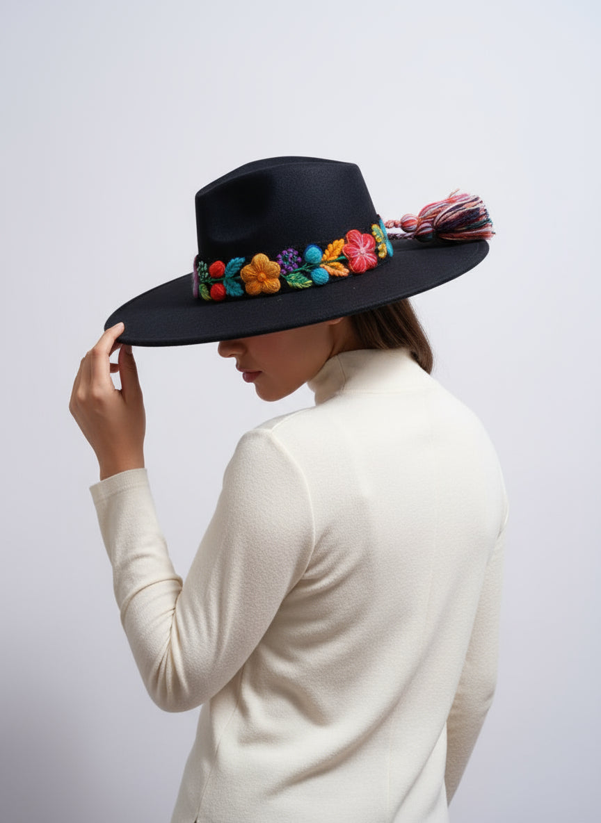 Sombrero de Fieltro Negro con Cinta y Bordado Floral Artesanal