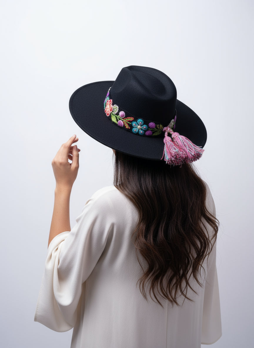 Sombrero de Fieltro Negro con Cinta y Bordado Floral Artesanal