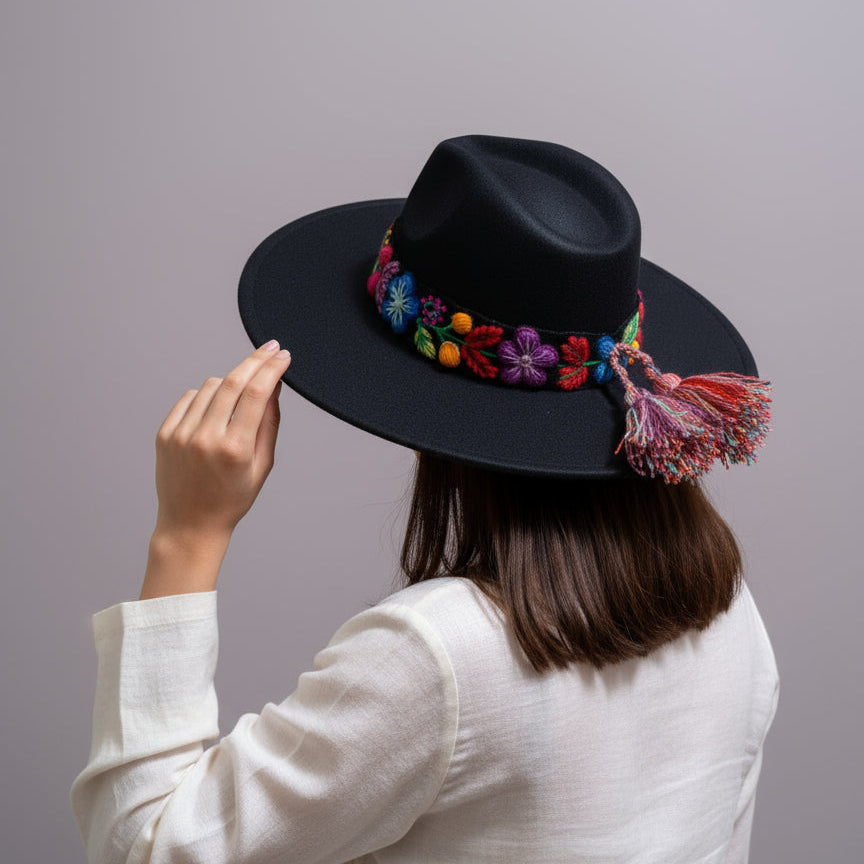 Sombrero de Fieltro Negro con Cinta y Bordado Floral Artesanal