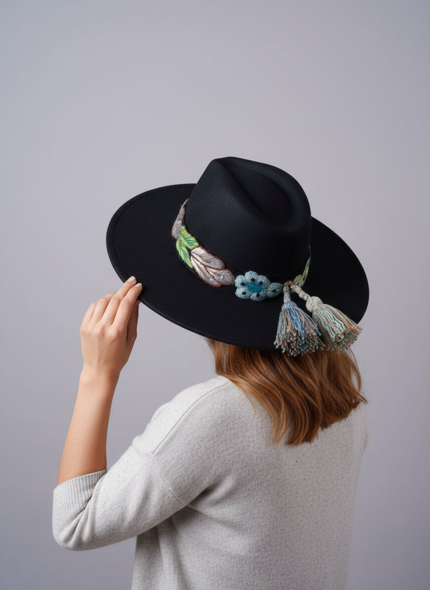 Sombrero de Fieltro Negro con Cinta y Bordado Floral Artesanal