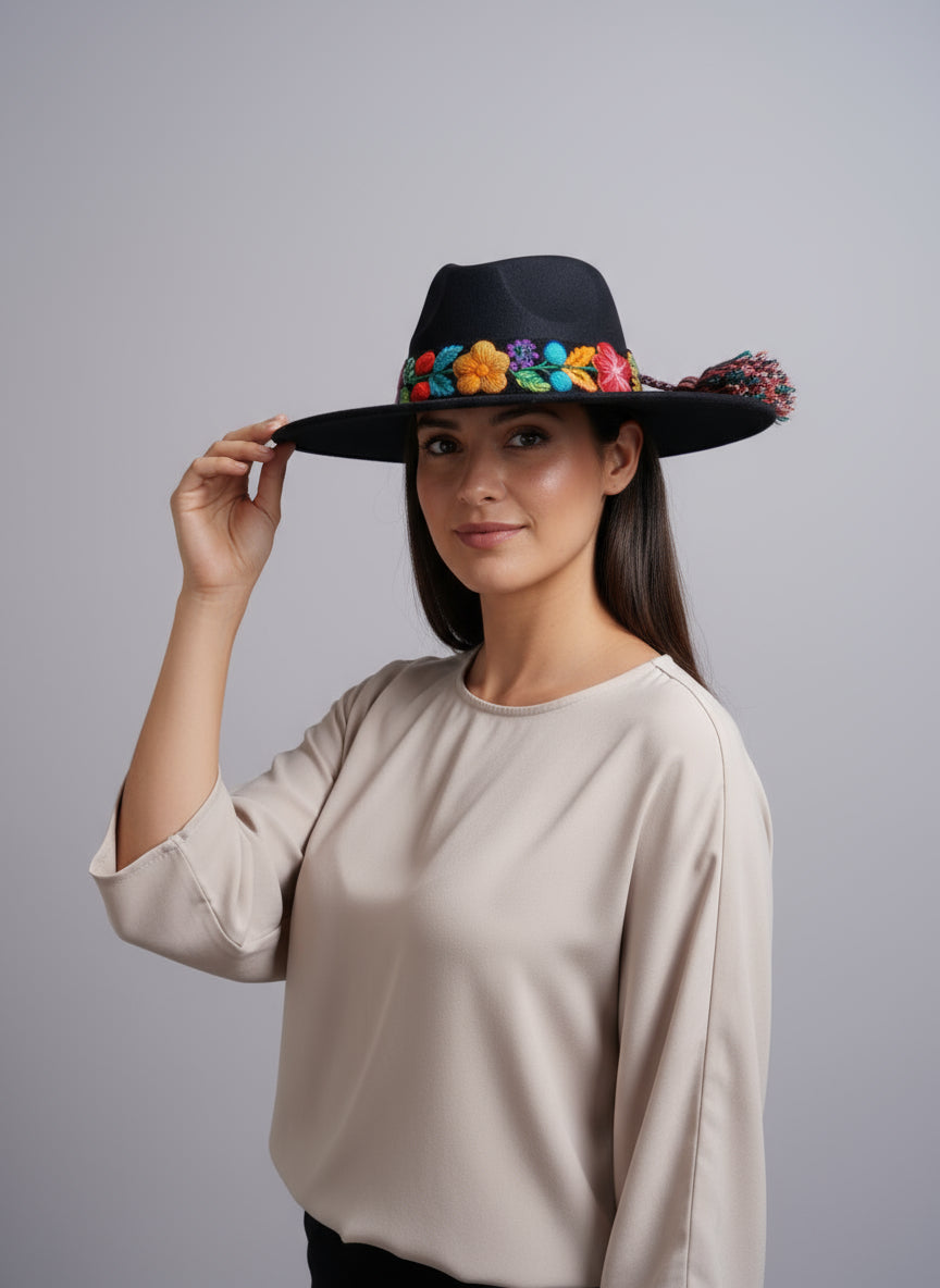 Sombrero de Fieltro Negro con Cinta y Bordado Floral Artesanal