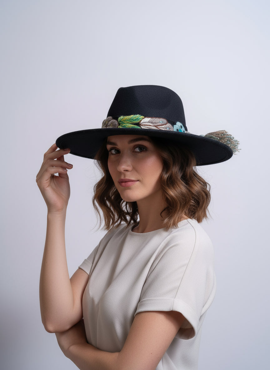 Sombrero de Fieltro Negro con Cinta y Bordado Floral Artesanal