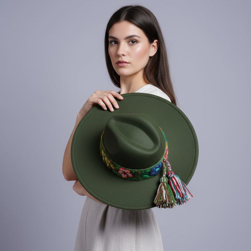 Sombrero de Fieltro Verde con Cinta y Bordado Floral Artesanal