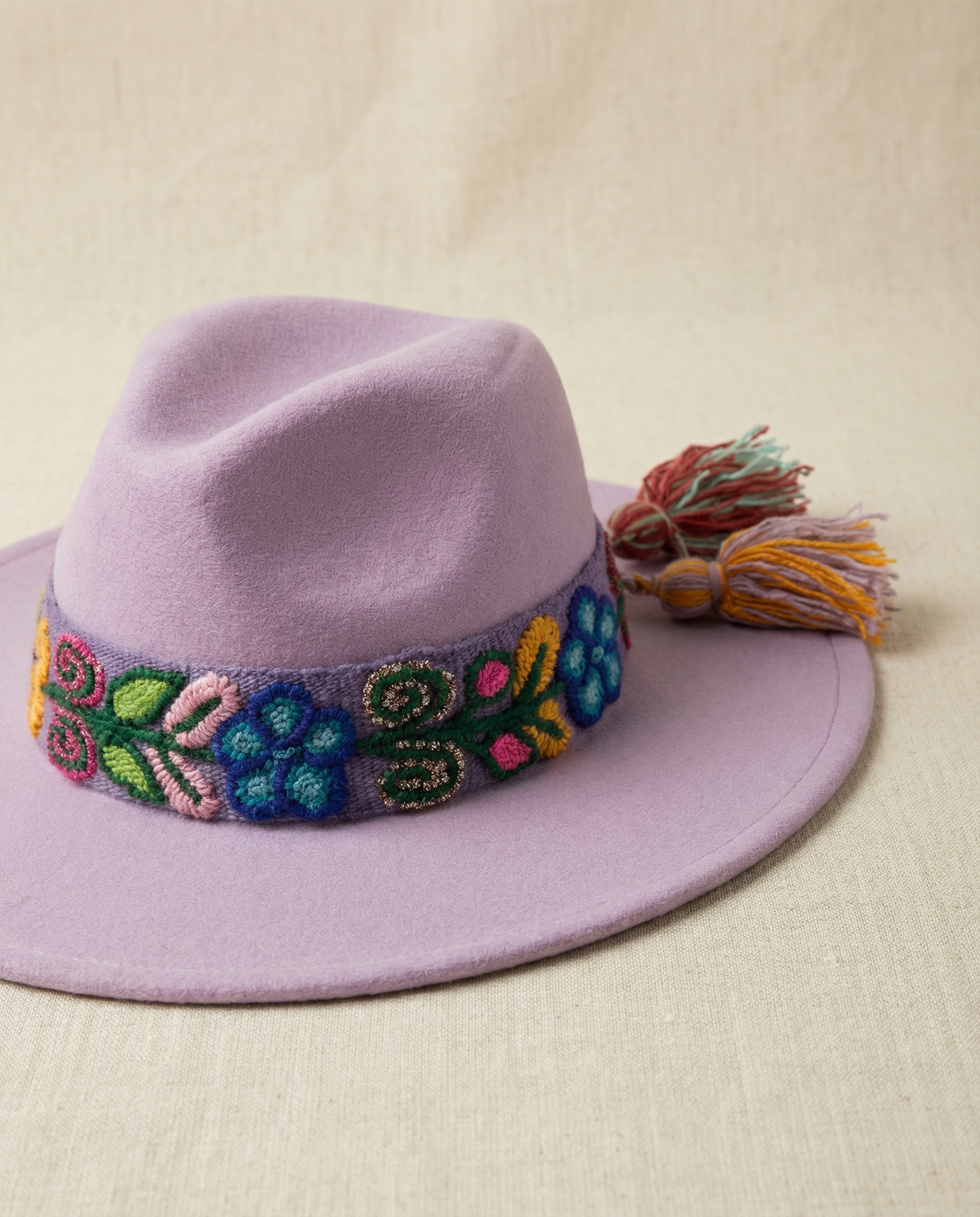 Sombrero Fedora Lila con Cinta y Bordado Floral en Mezcla de Hilo Alpaca
