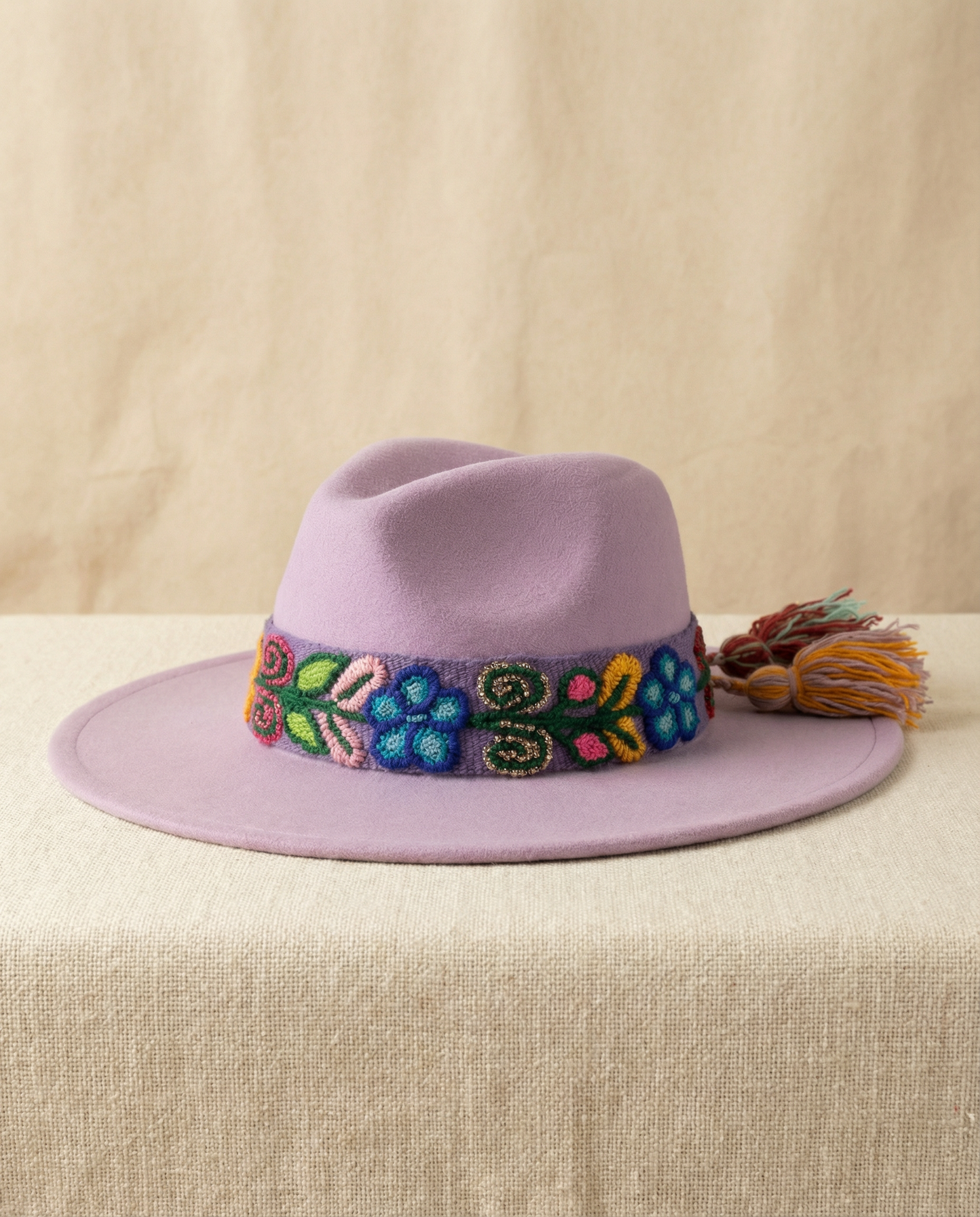 Sombrero Fedora Lila con Cinta y Bordado Floral en Mezcla de Hilo Alpaca