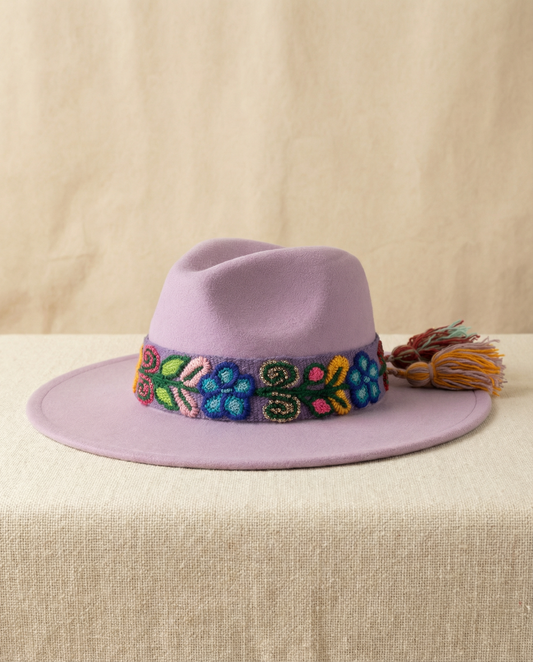 Sombrero Fedora Lila con Cinta y Bordado Floral en Mezcla de Hilo Alpaca