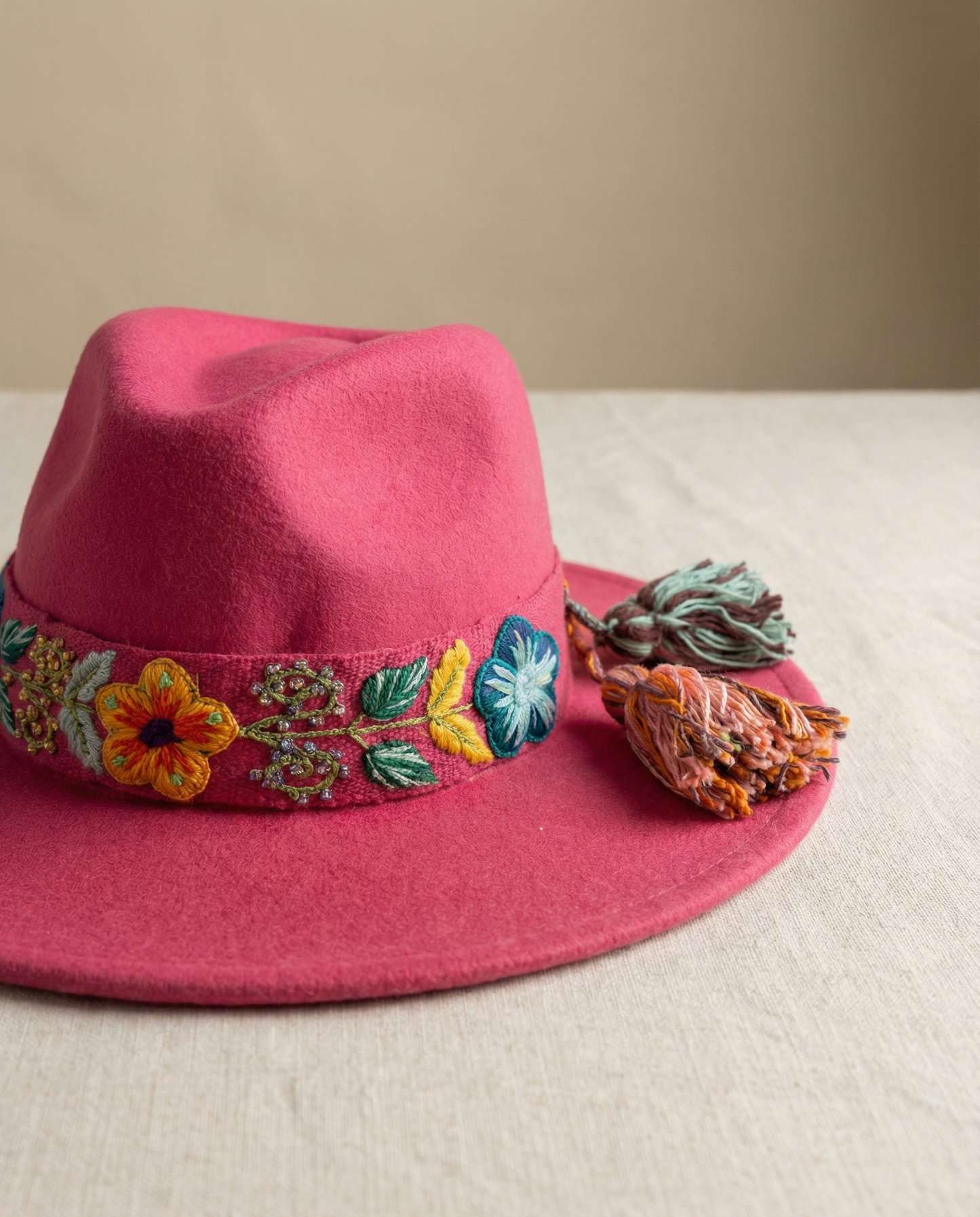 Sombrero Fedora Fucsia con Cinta y Bordado Floral en Mezcla de Hilo Alpaca