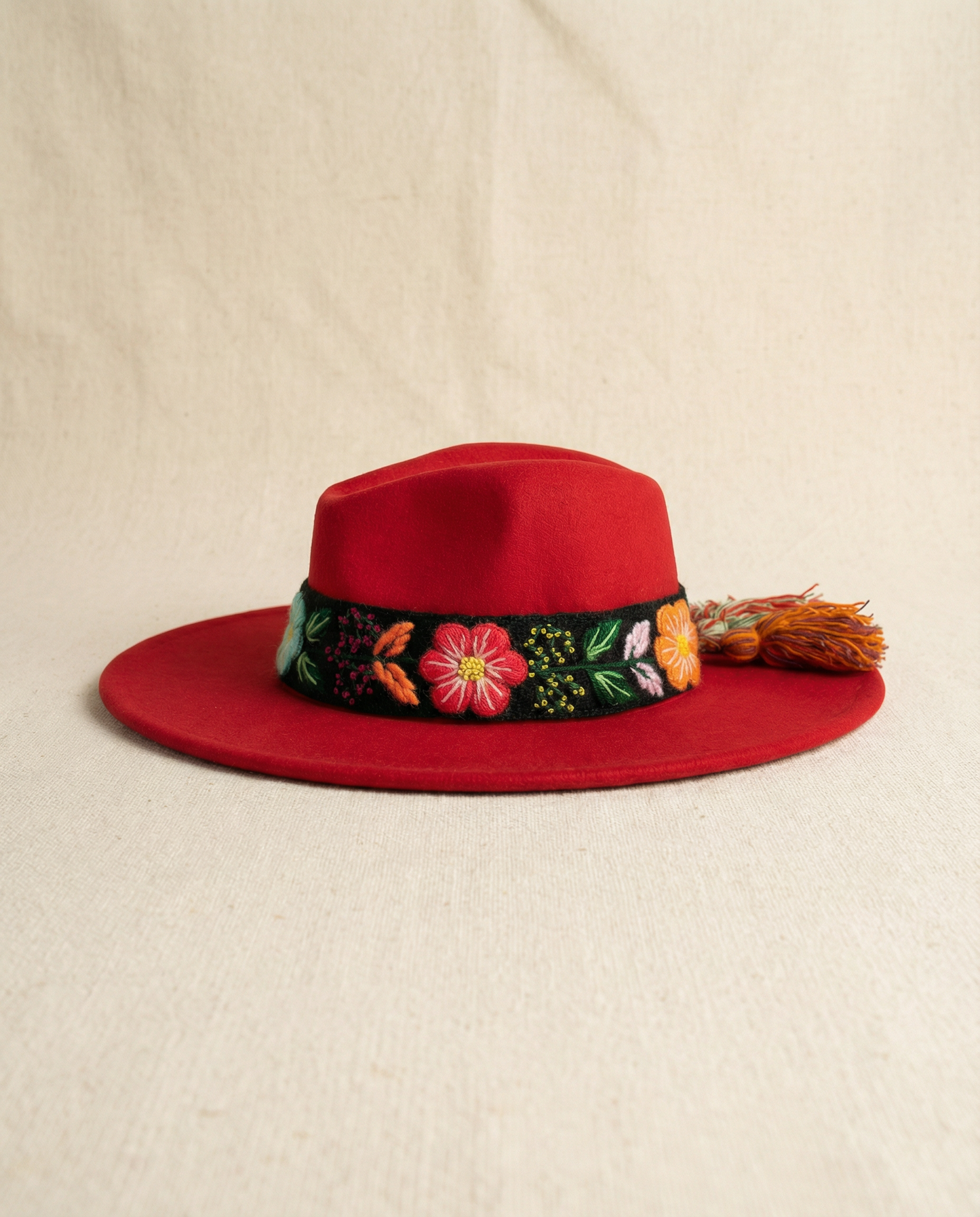 Sombrero de Fieltro Rojo con Cinta y Bordado Floral Artesanal