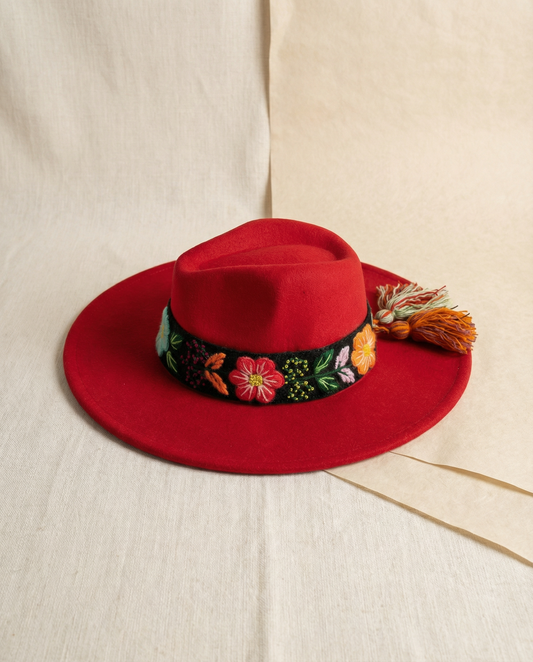 Sombrero de Fieltro Rojo con Cinta y Bordado Floral Artesanal