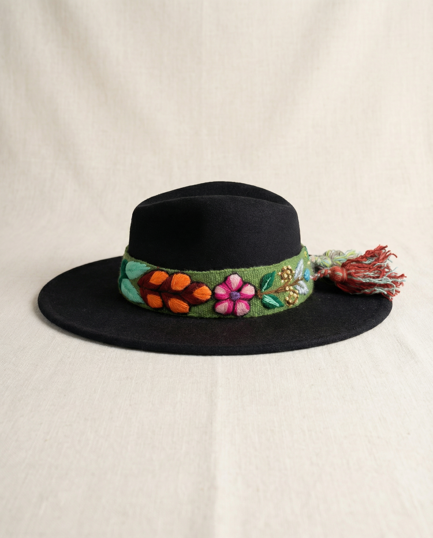 Sombrero de Fieltro Negro con Cinta y Bordado Floral Artesanal