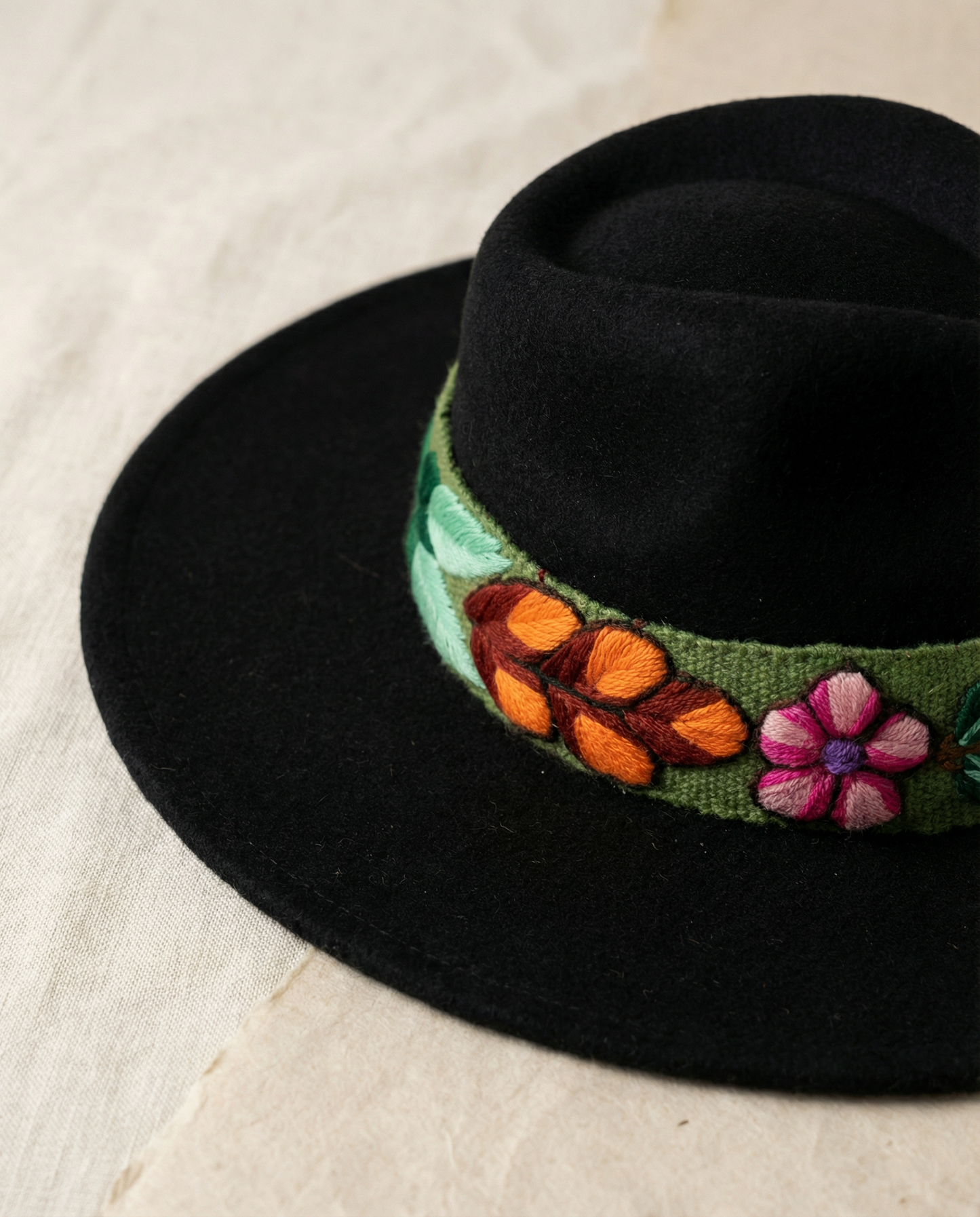 Sombrero de Fieltro Negro con Cinta y Bordado Floral Artesanal