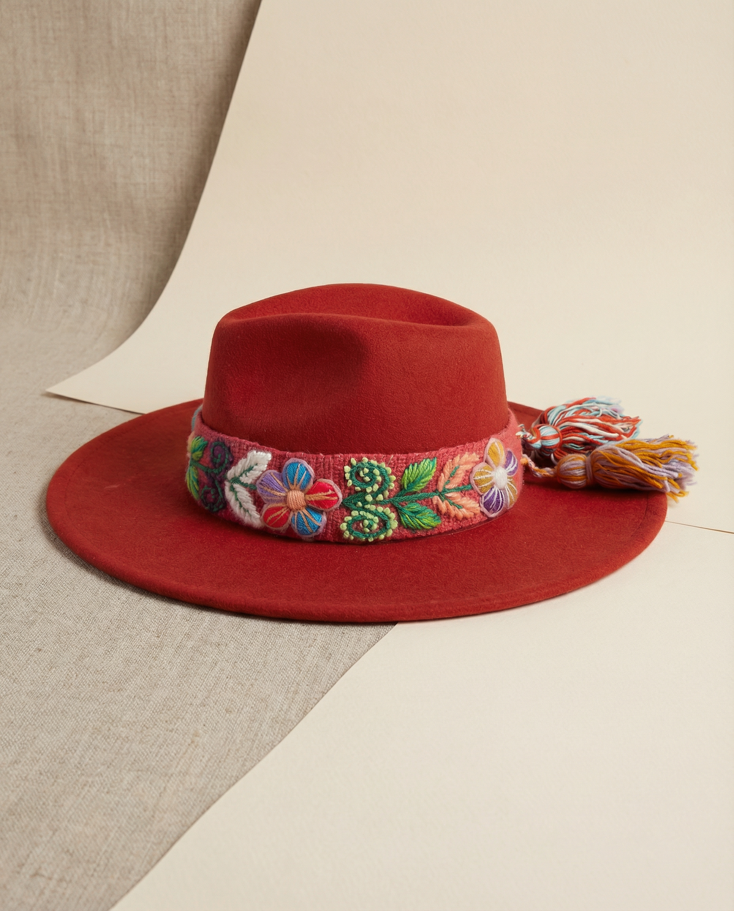 Sombrero de Fieltro Terracota con Cinta y Bordado Floral Artesanal