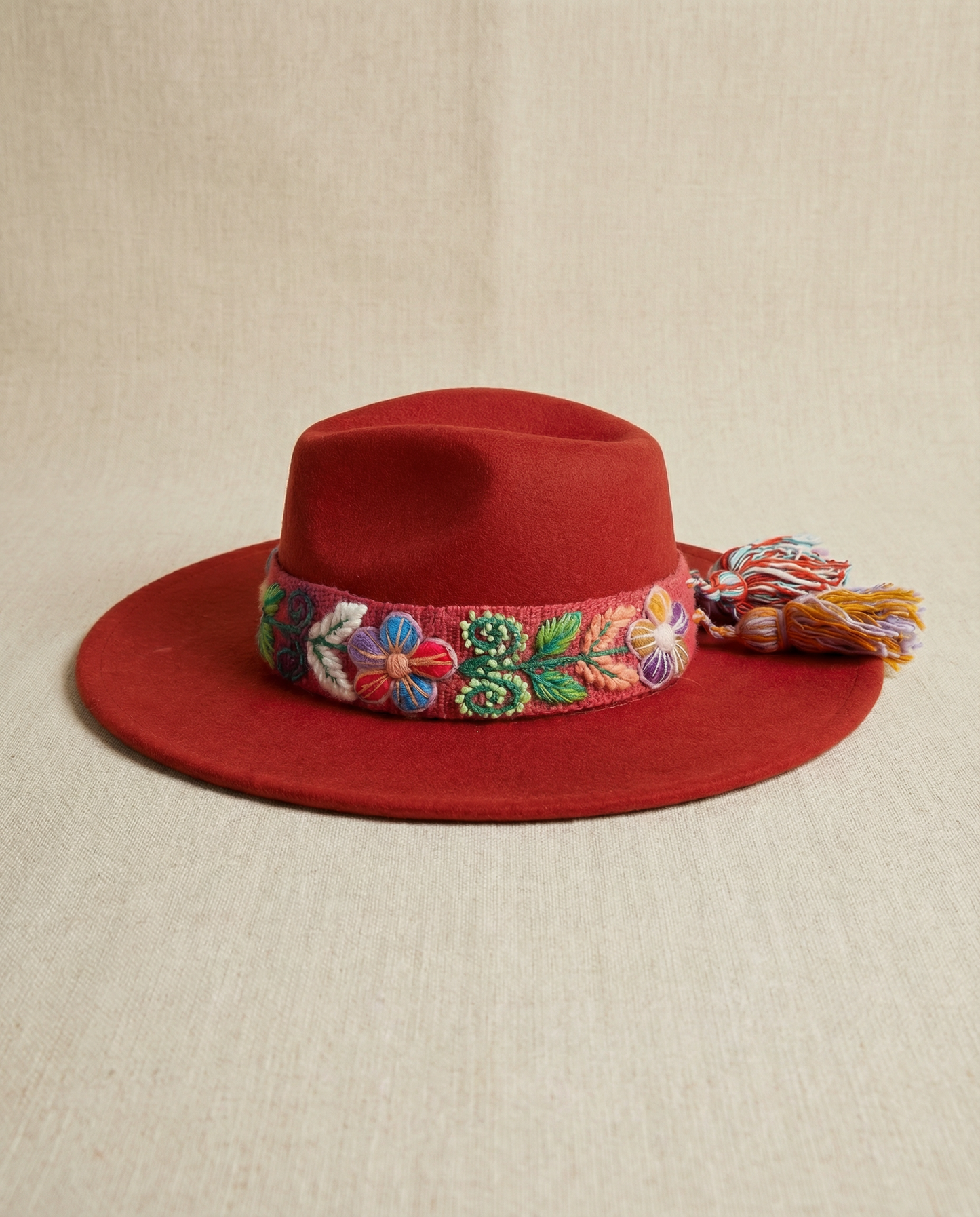 Sombrero de Fieltro Terracota con Cinta y Bordado Floral Artesanal