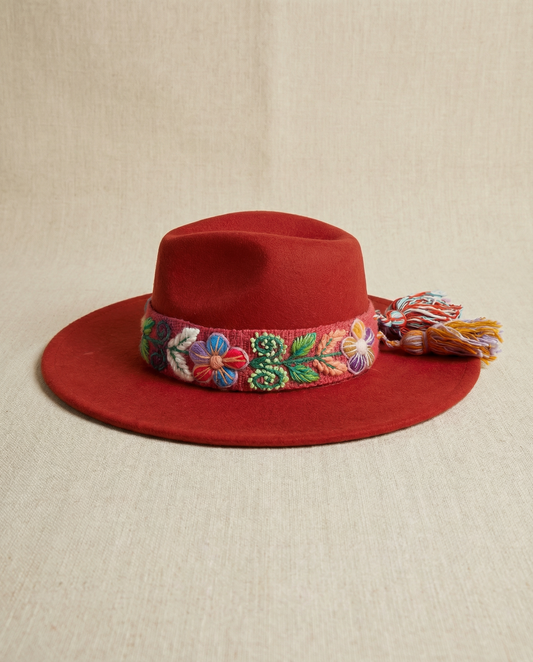 Sombrero de Fieltro Terracota con Cinta y Bordado Floral Artesanal