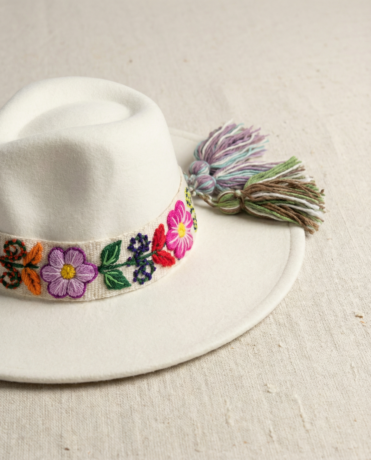 Sombrero de Fieltro Blanco  con Cinta y Bordado Floral Artesanal