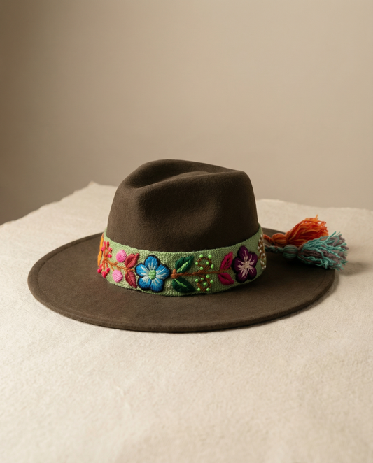 Sombrero de Fieltro Verde con Cinta y Bordado Floral Artesanal