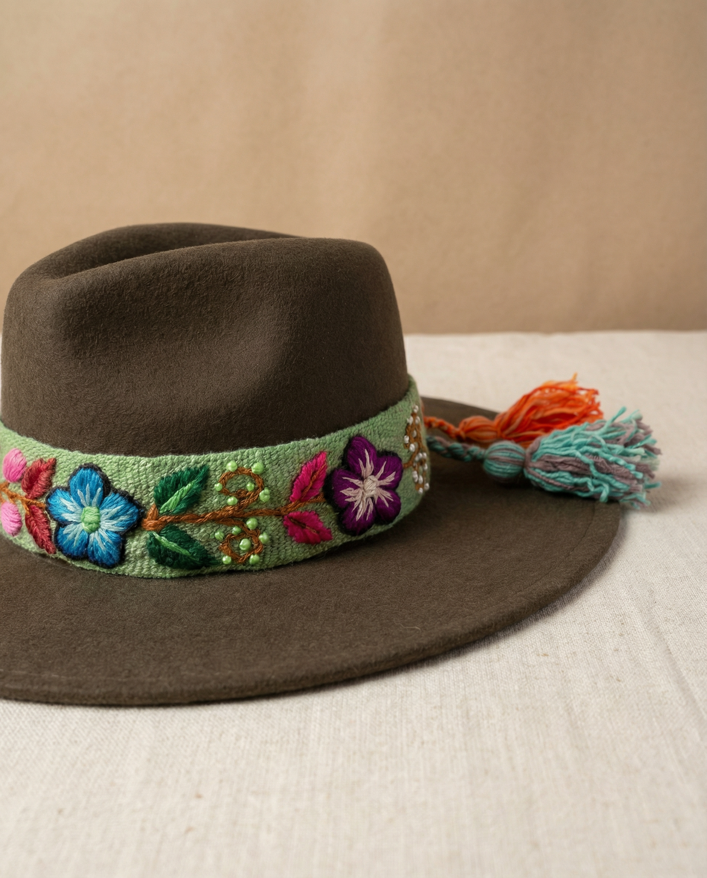 Sombrero de Fieltro Verde con Cinta y Bordado Floral Artesanal