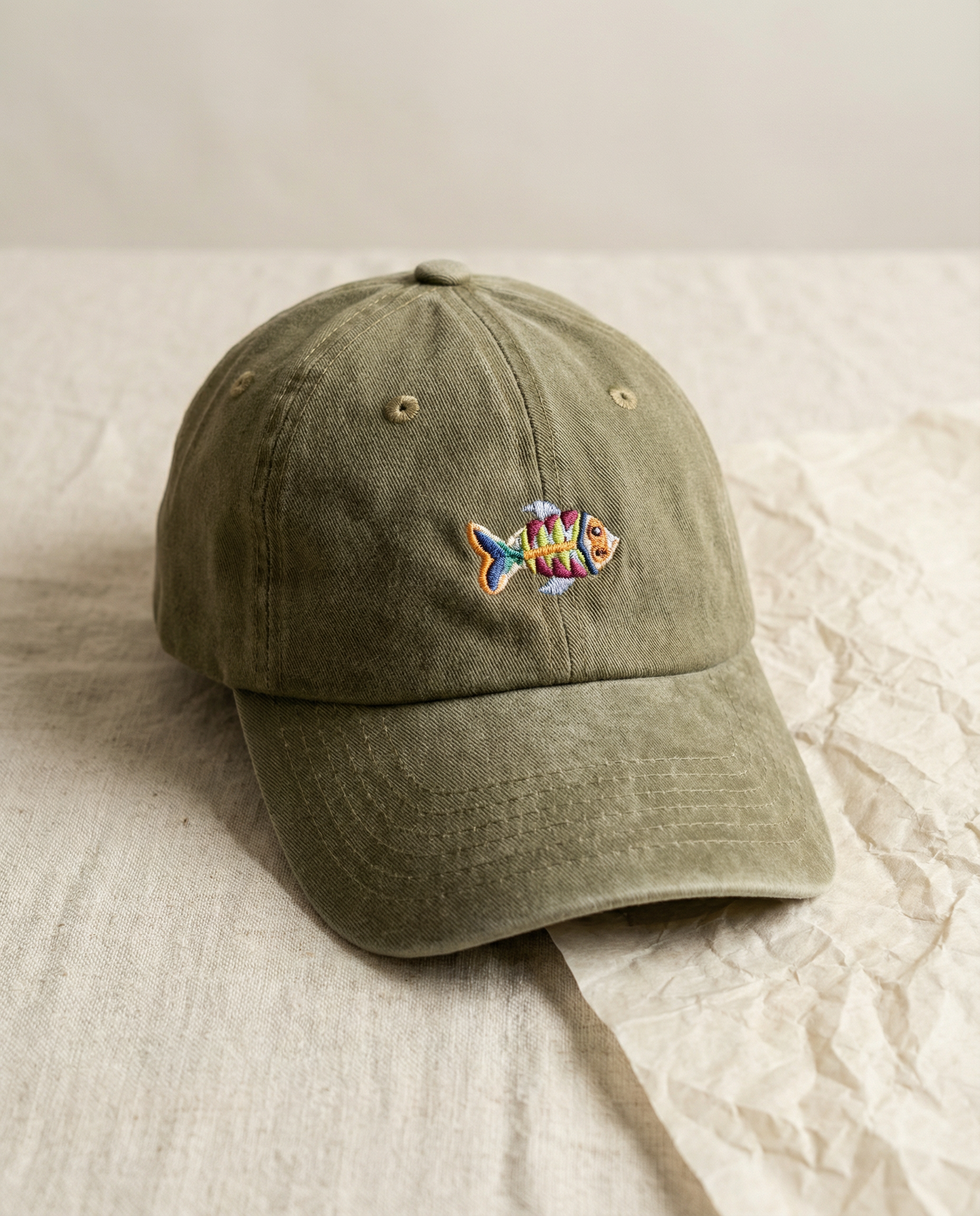Gorra Bordada en Denim Verde Olivo – Pez Multicolor