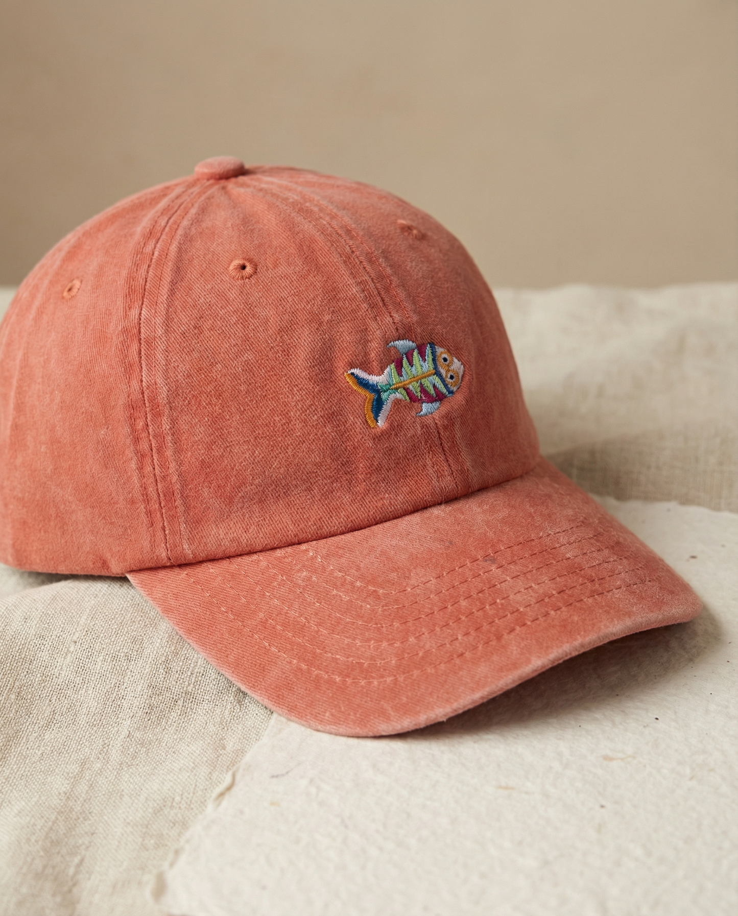 Gorra Bordada en Denim Terracota – Pez Multicolor