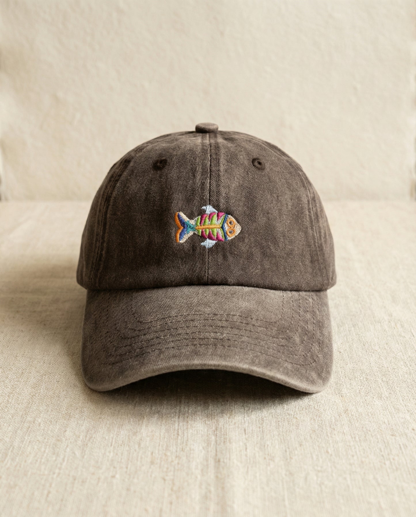 Gorra Bordada en Denim Castaña – Pez Multicolor