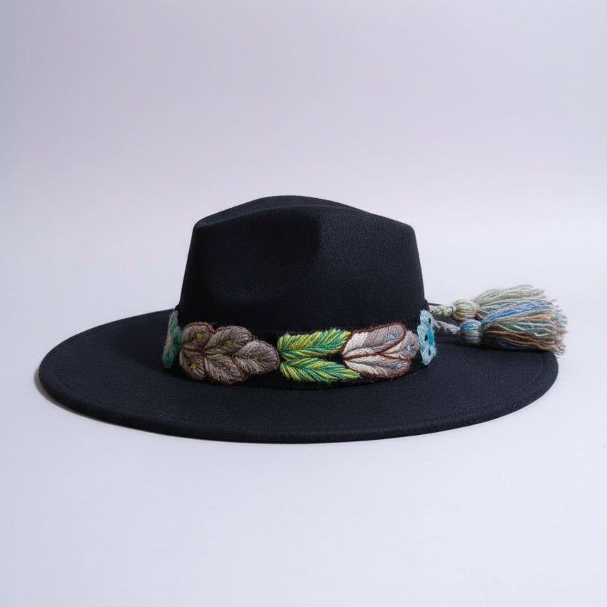 Sombrero de Fieltro Negro con Cinta y Bordado Floral Artesanal