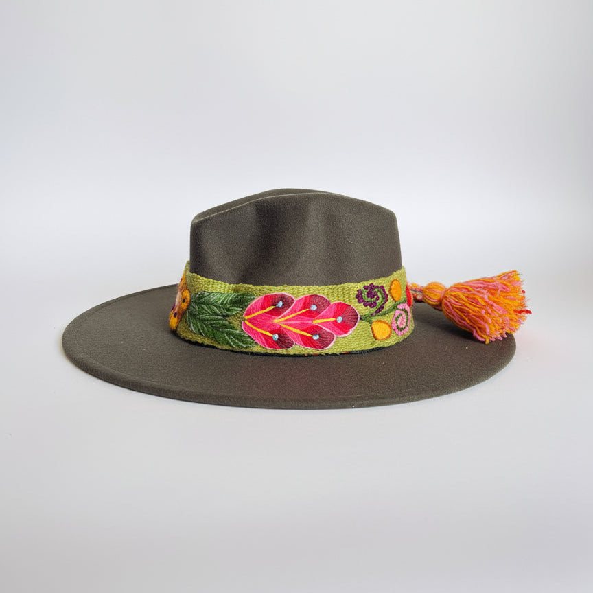 Sombrero de Fieltro Verde con Cinta y Bordado Floral Artesanal