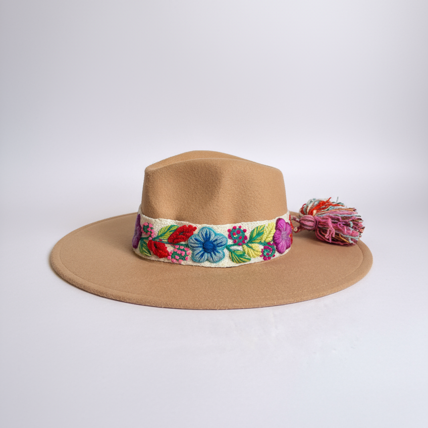 Sombrero de Fieltro Beige con Cinta  y Bordado Floral Artesanal
