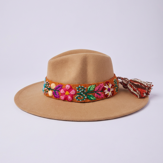Sombrero de Fieltro Beige con Cinta  y Bordado Floral Artesanal