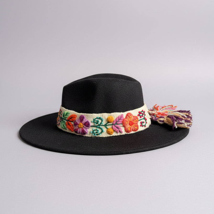 Sombrero de Fieltro Negro con Cinta y Bordado Floral Artesanal