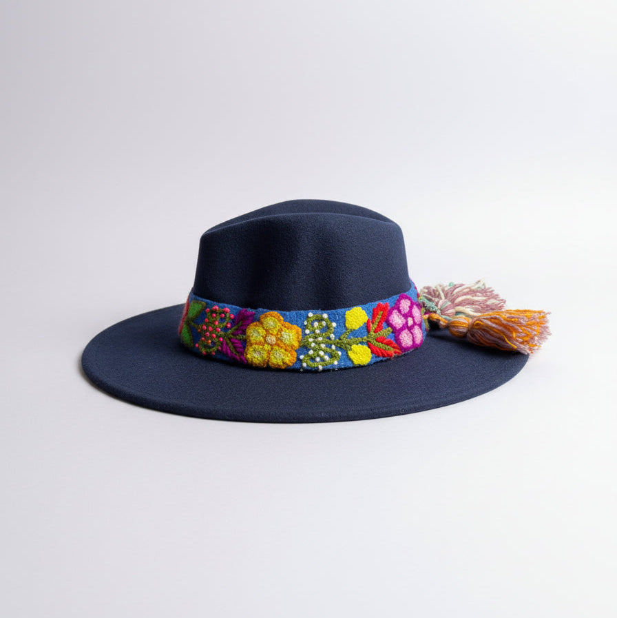 Sombrero de Fieltro Azul Marino con Cinta y Bordado Floral Artesanal