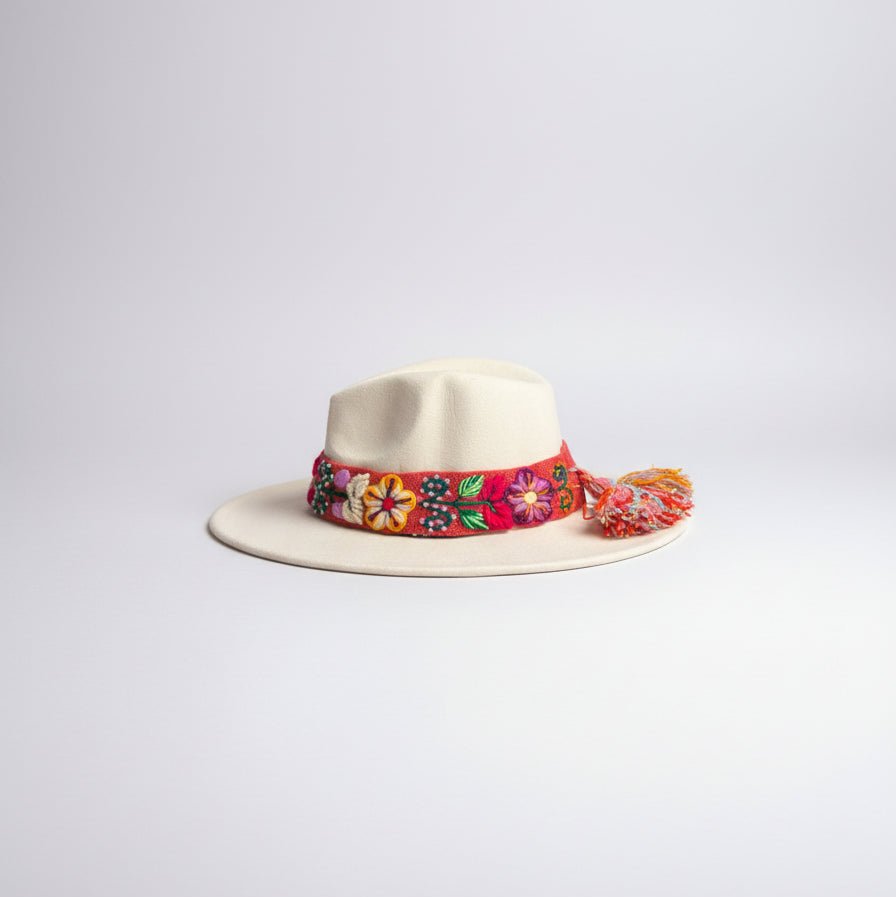 Sombrero de Fieltro Crema claro con Cinta y Bordado Floral Artesanal