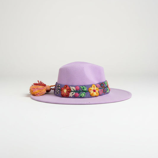 Sombrero de Fieltro Lila con Cinta y Bordado Floral Artesanal