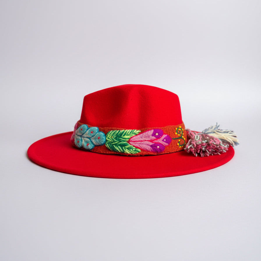 Sombrero de Fieltro Rojo Intenso con Cinta y Bordado Floral Artesanal