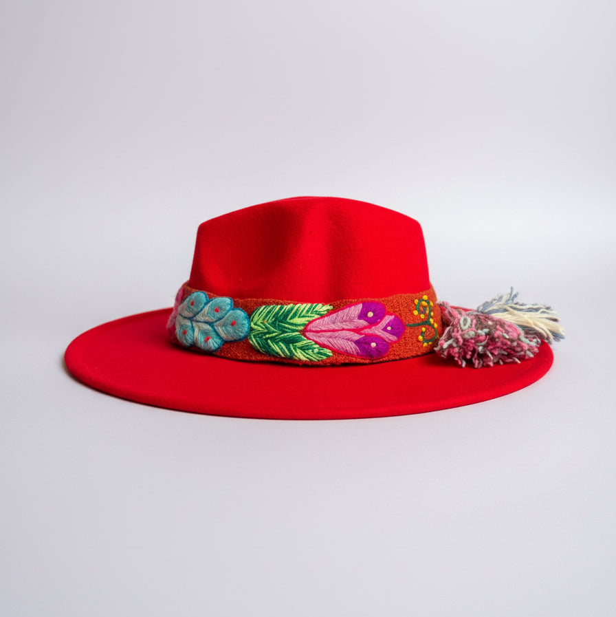 Sombrero de Fieltro Rojo con Cinta y Bordado Floral Artesanal