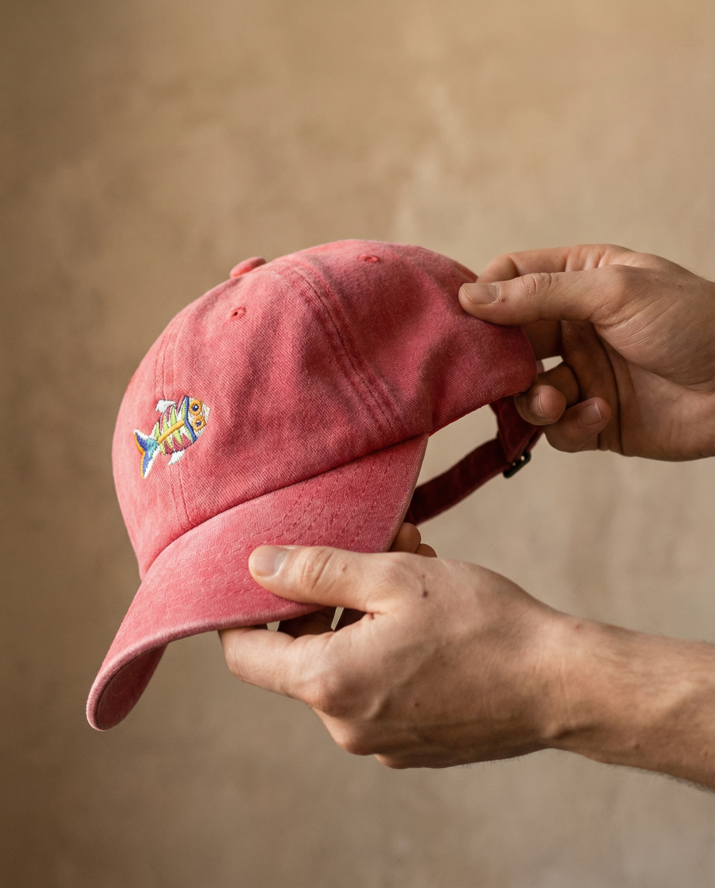 Gorra Bordada en Denim Rojo – Pez Multicolor