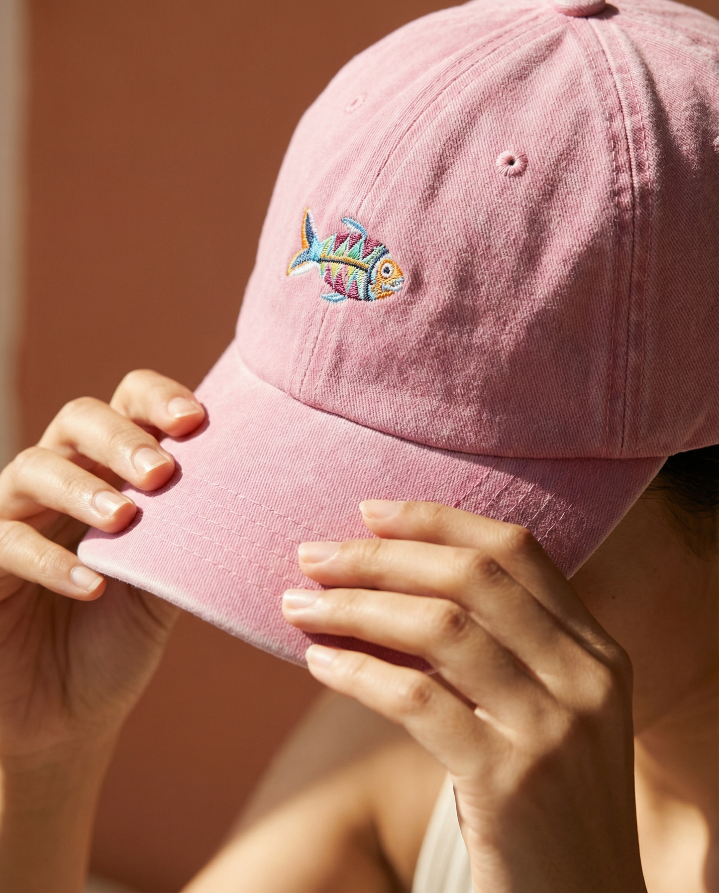 Gorra Bordada en Denim Rosado – Pez Multicolor