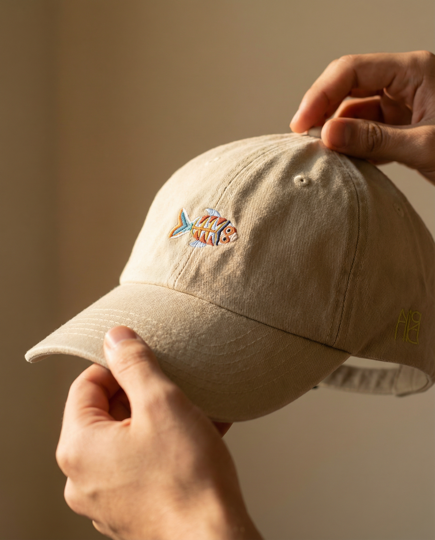 Gorra Bordada en Denim Crema – Pez Multicolor