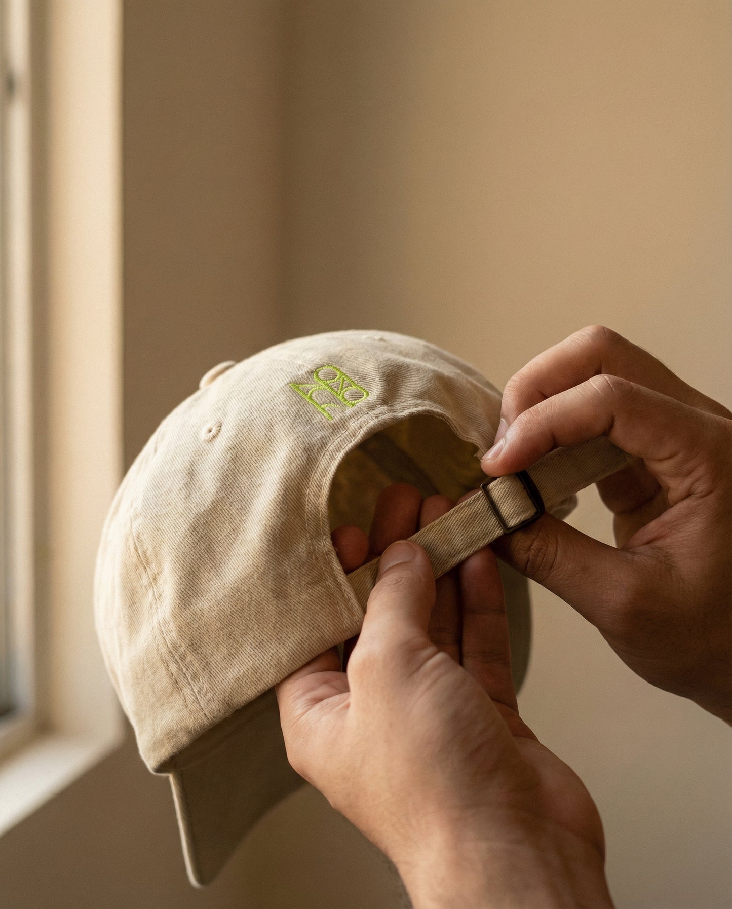 Gorra Bordada en Denim Crema – Pez Multicolor