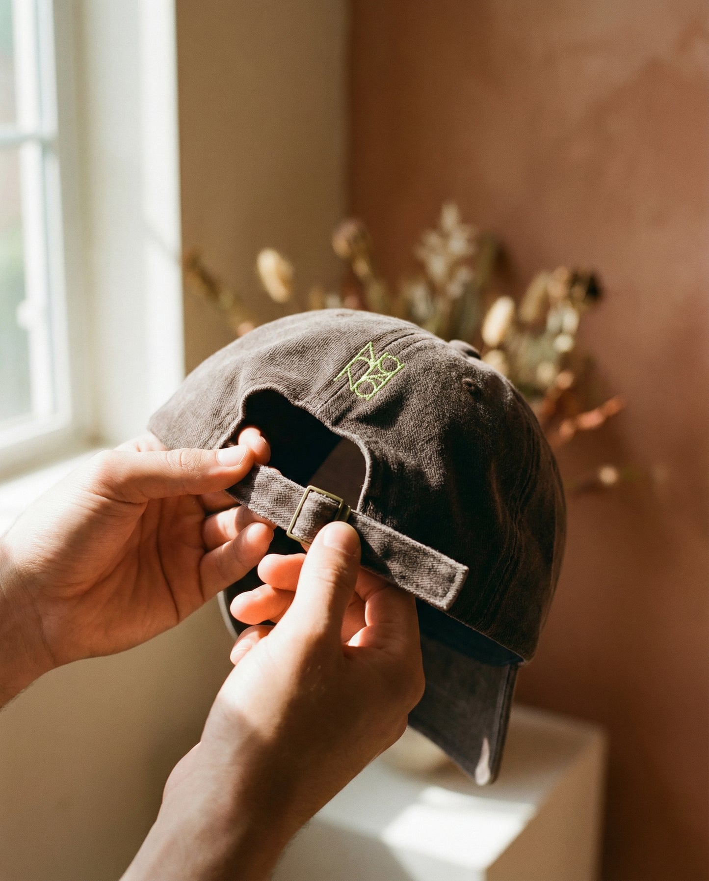 Gorra Bordada en Denim Castaña – Pez Multicolor