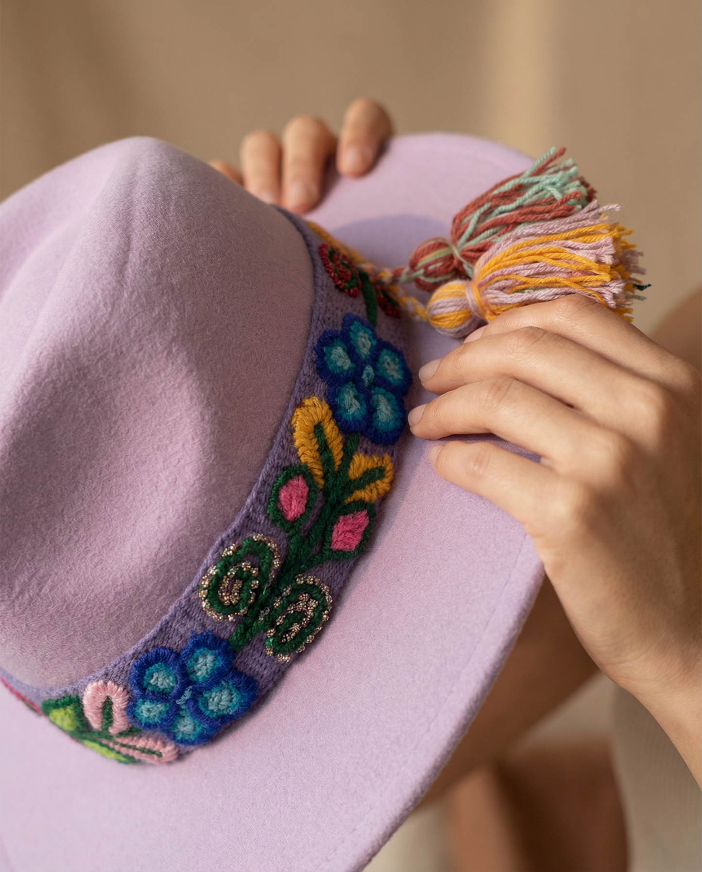 Sombrero Fedora Lila con Cinta y Bordado Floral en Mezcla de Hilo Alpaca