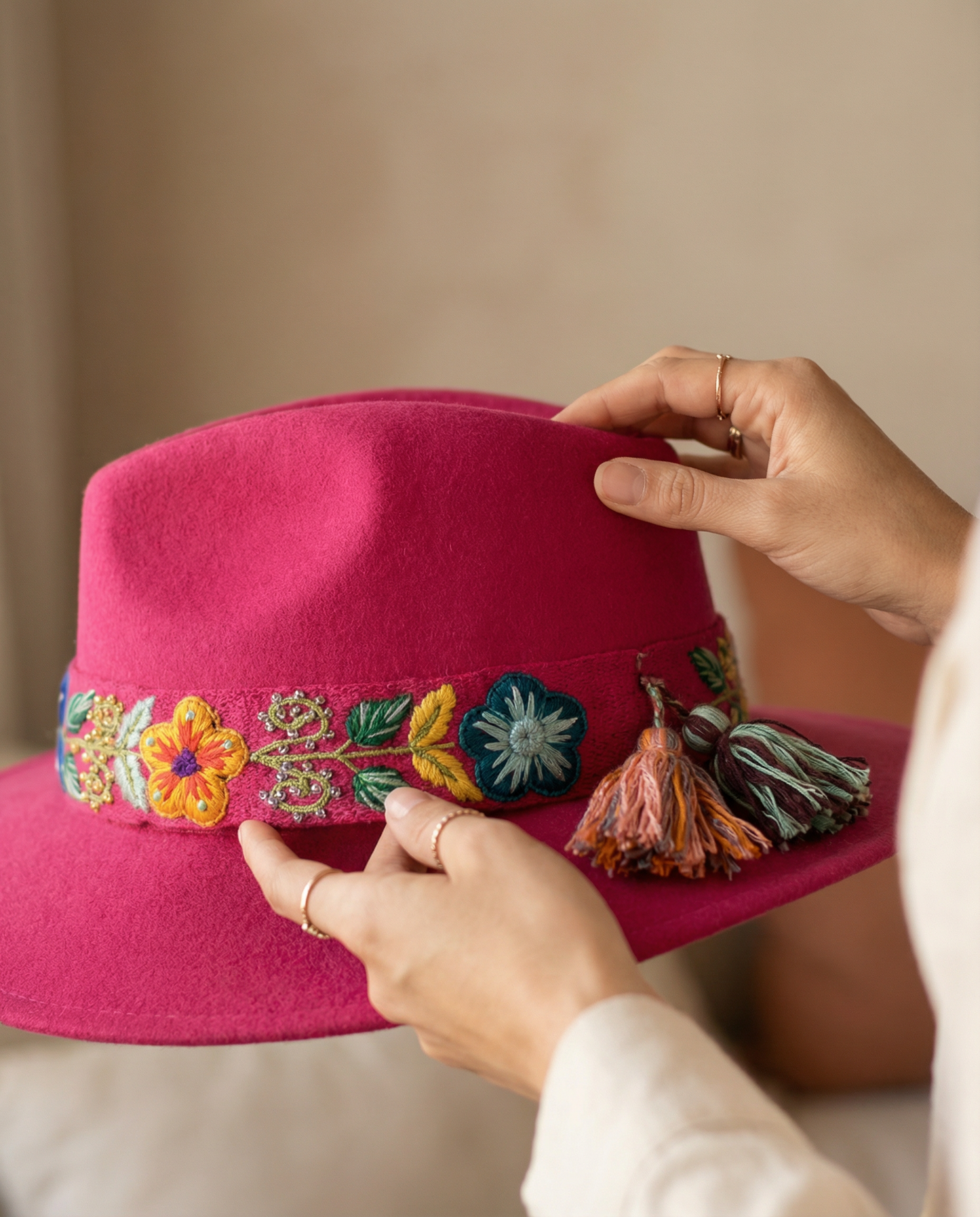 Sombrero Fedora Fucsia con Cinta y Bordado Floral en Mezcla de Hilo Alpaca
