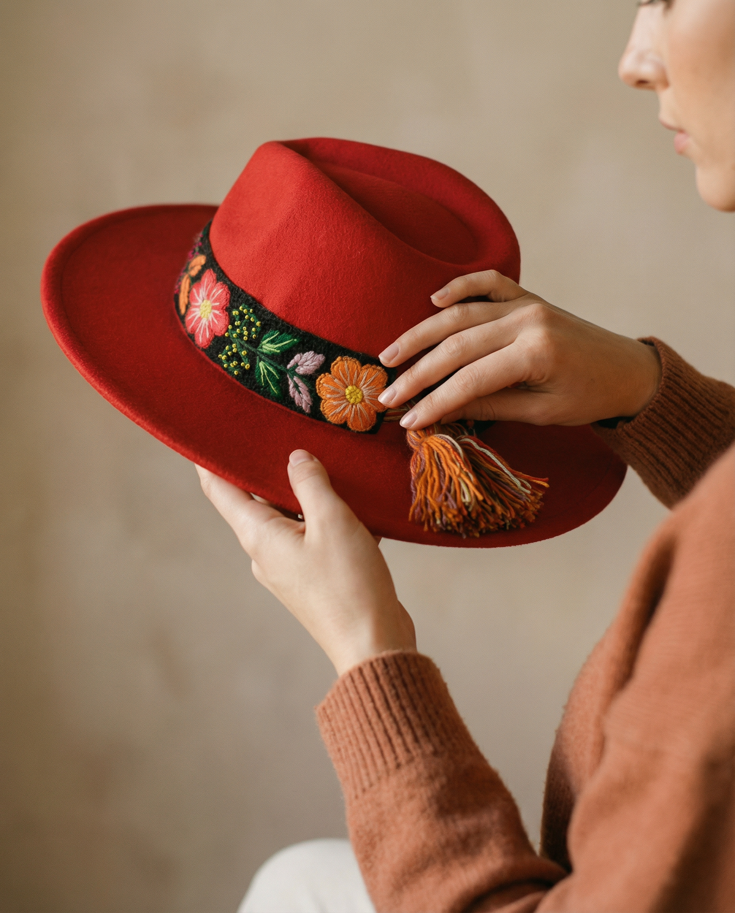 Sombrero de Fieltro Rojo con Cinta y Bordado Floral Artesanal