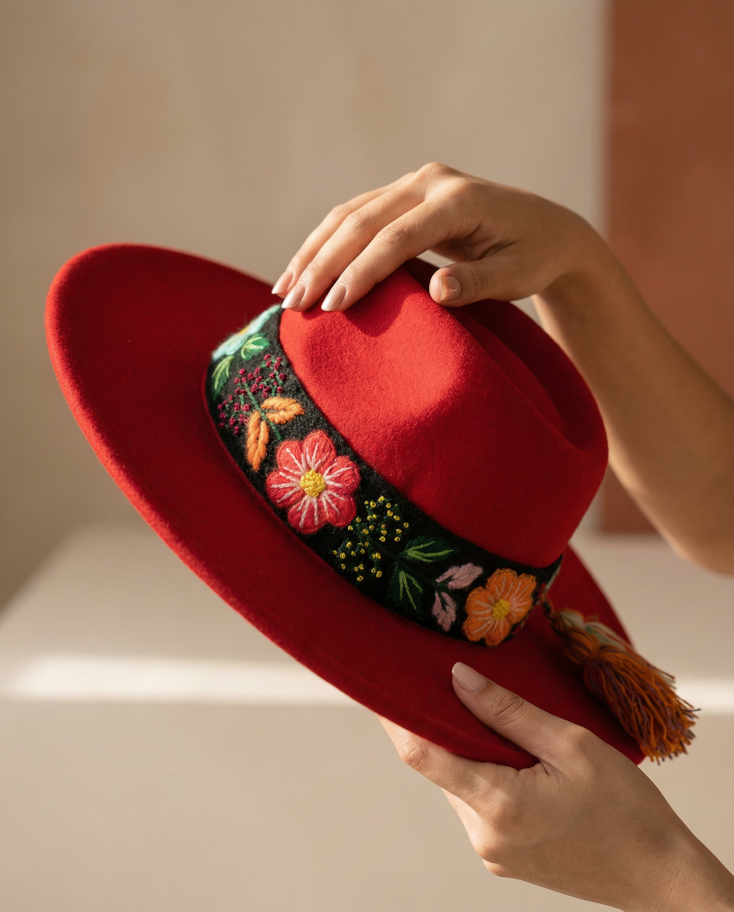 Sombrero de Fieltro Rojo con Cinta y Bordado Floral Artesanal