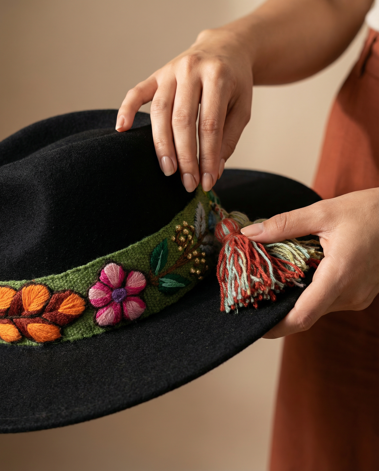 Sombrero de Fieltro Negro con Cinta y Bordado Floral Artesanal