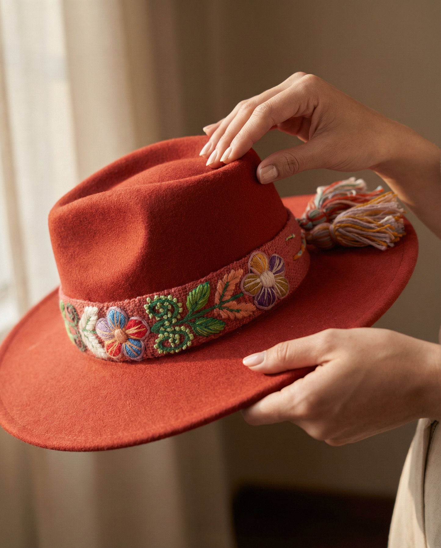 Sombrero de Fieltro Terracota con Cinta y Bordado Floral Artesanal