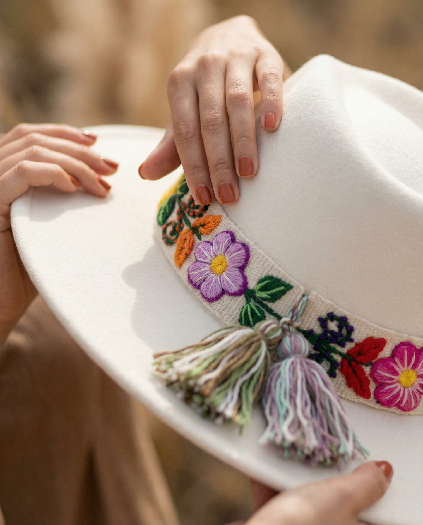 Sombrero de Fieltro Blanco  con Cinta y Bordado Floral Artesanal