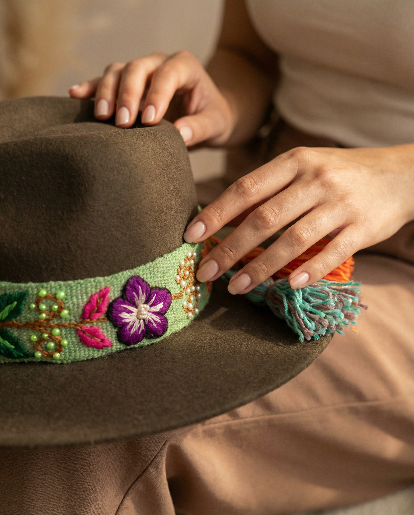 Sombrero de Fieltro Verde con Cinta y Bordado Floral Artesanal