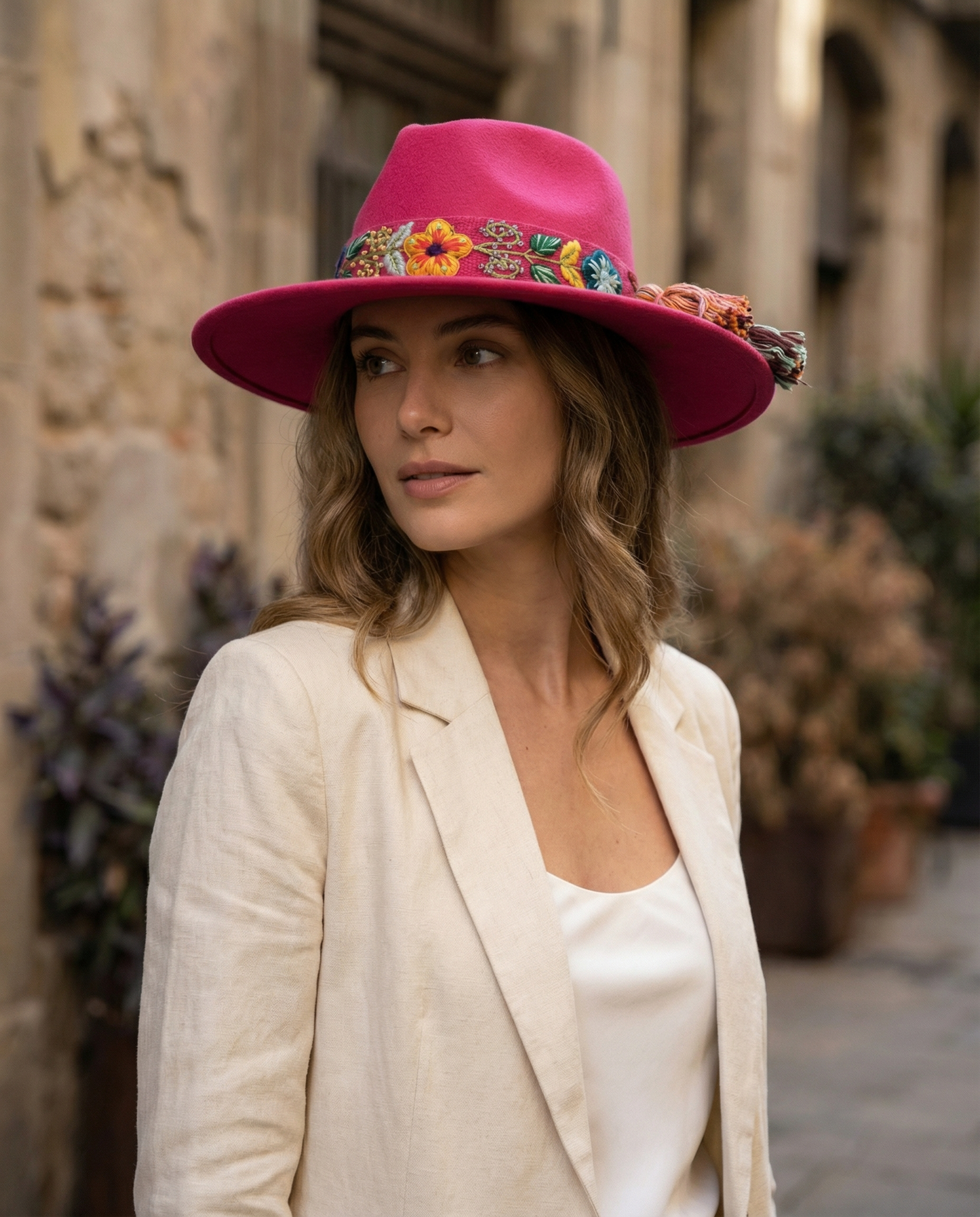 Sombrero Fedora Fucsia con Cinta y Bordado Floral en Mezcla de Hilo Alpaca