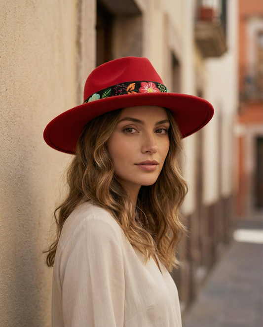 Sombrero de Fieltro Rojo con Cinta y Bordado Floral Artesanal