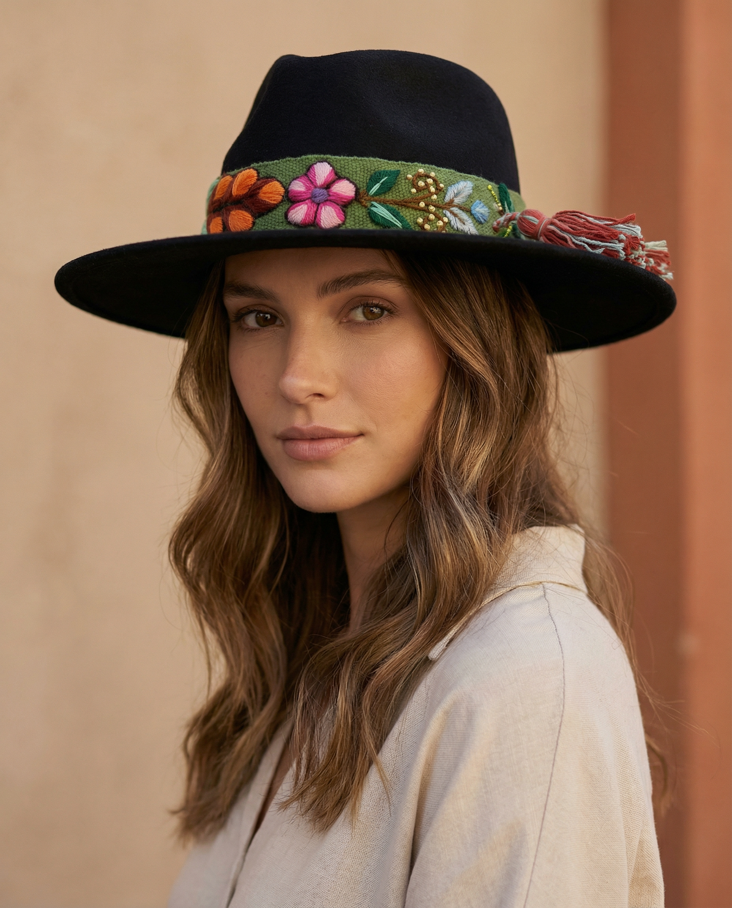 Sombrero de Fieltro Negro con Cinta y Bordado Floral Artesanal